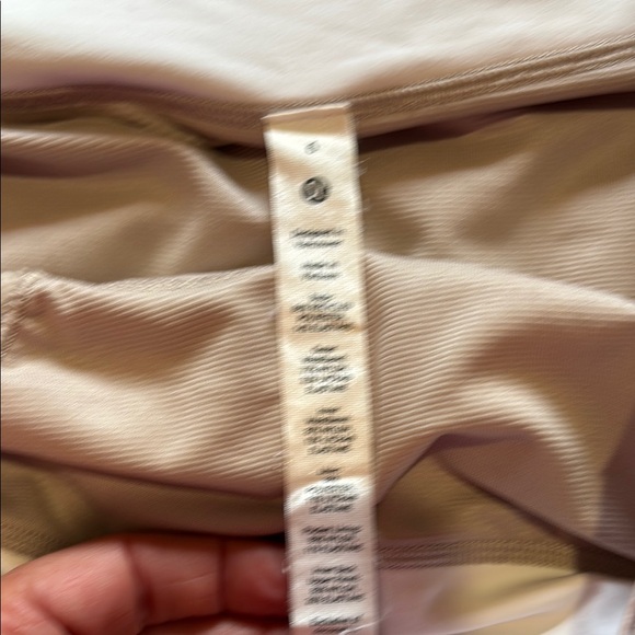 Lululemon mid-rise Speed-Up shorts - Picture 2 of 4